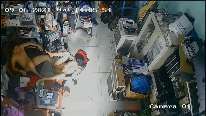 Vợ yêu chồng đụ nhau trong của hàng máy tính